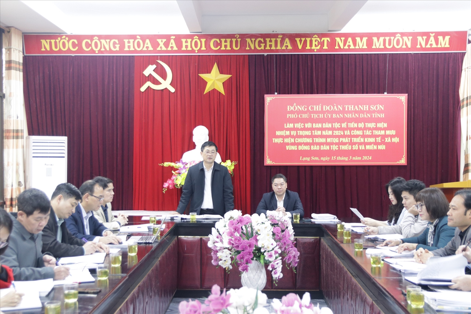 Ông Vi Minh Tú - Trưởng Ban Dân tộc tỉnh Lạng Sơn phát biểu tại buổi làm việc