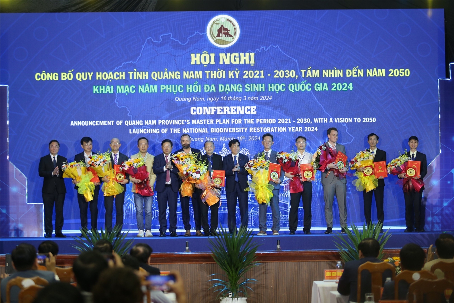 Lãnh đạo UBND tỉnh Quảng Nam trao quyết định đầu tư cho các nhà đầu tư