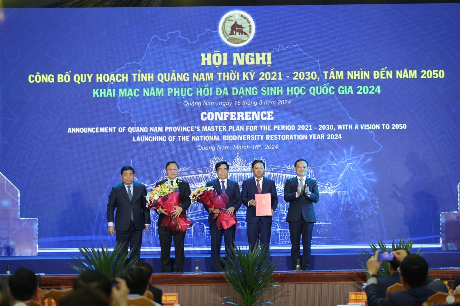Phó Thủ tướng Chính phủ Trần Lưu Quang trao Quyết định của Thủ tướng Chính phủ về phê duyệt Quy hoạch tỉnh Quảng Nam thời kỳ 2021 - 2030, tầm nhìn đến năm 2050 cho lãnh đạo tỉnh Quảng Nam