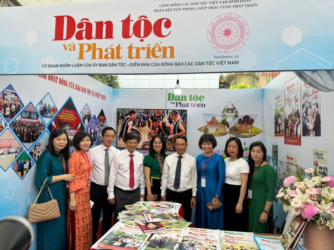 Ông Nguyễn Đức Lợi - Phó Chủ tịch Hội nhà báo Việt Nam (đứng giữa) cùng cán bộ lãnh đạo Hội tham quan gian trưng bày của Báo Dân tộc và Phát triển tại Hội báo toàn quốc năm 2024