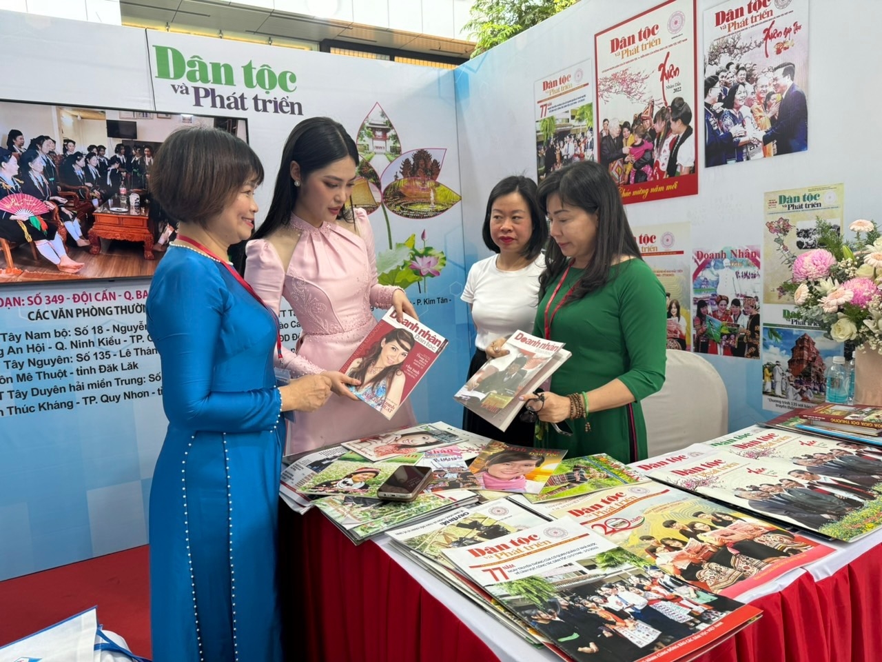 Hoa hậu các dân tộc Việt Nam Nông Thúy Hằng tham quan gian hàng của Báo Dân tộc và Phát triển