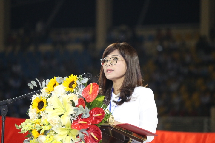 Bà Phạm Thị Trung, Giám đốc Sở Giáo dục & Đào tạo, Trưởng Ban Tổ chức phát biểu khai mạc Hội Khoẻ Phù Đổng tỉnh Kon Tum lần thứ IX năm 2024