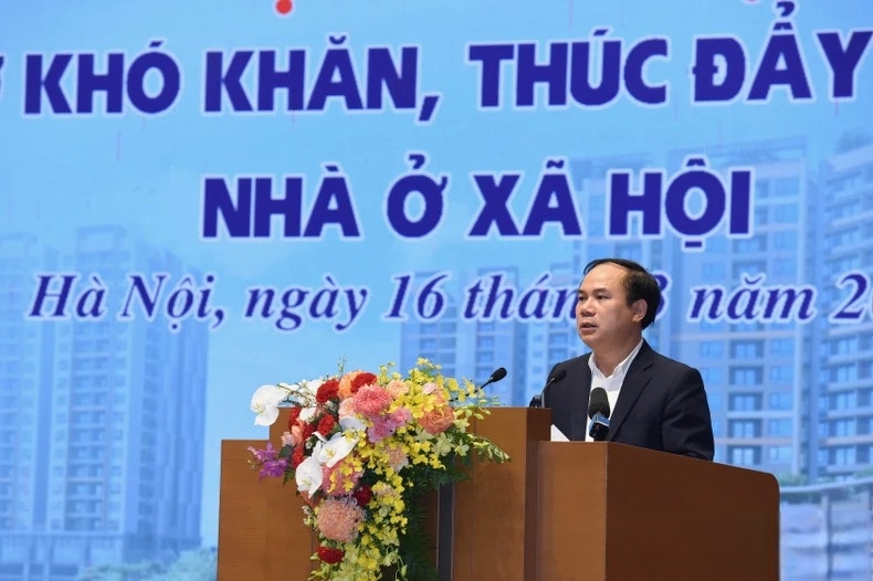 Thứ trưởng Xây dựng Nguyễn Văn Sinh trình bày báo cáo về tháo gỡ khó khăn, thúc đẩy phát triển nhà ở xã hội.