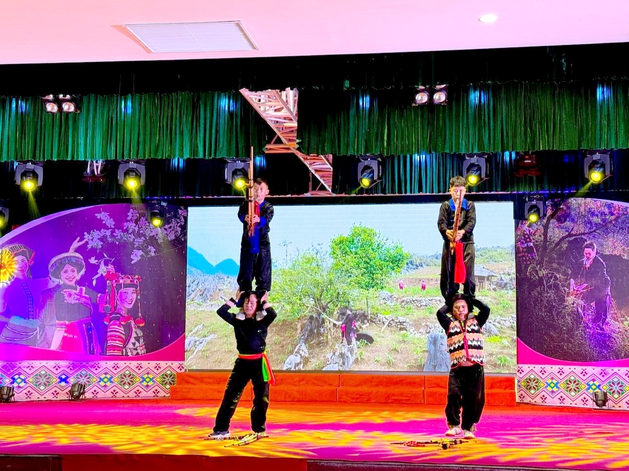 Với khèn Mông, các nghệ nhân đã biểu diễn những màn múa khèn độc đáo. (Ảnh Lan Phương)