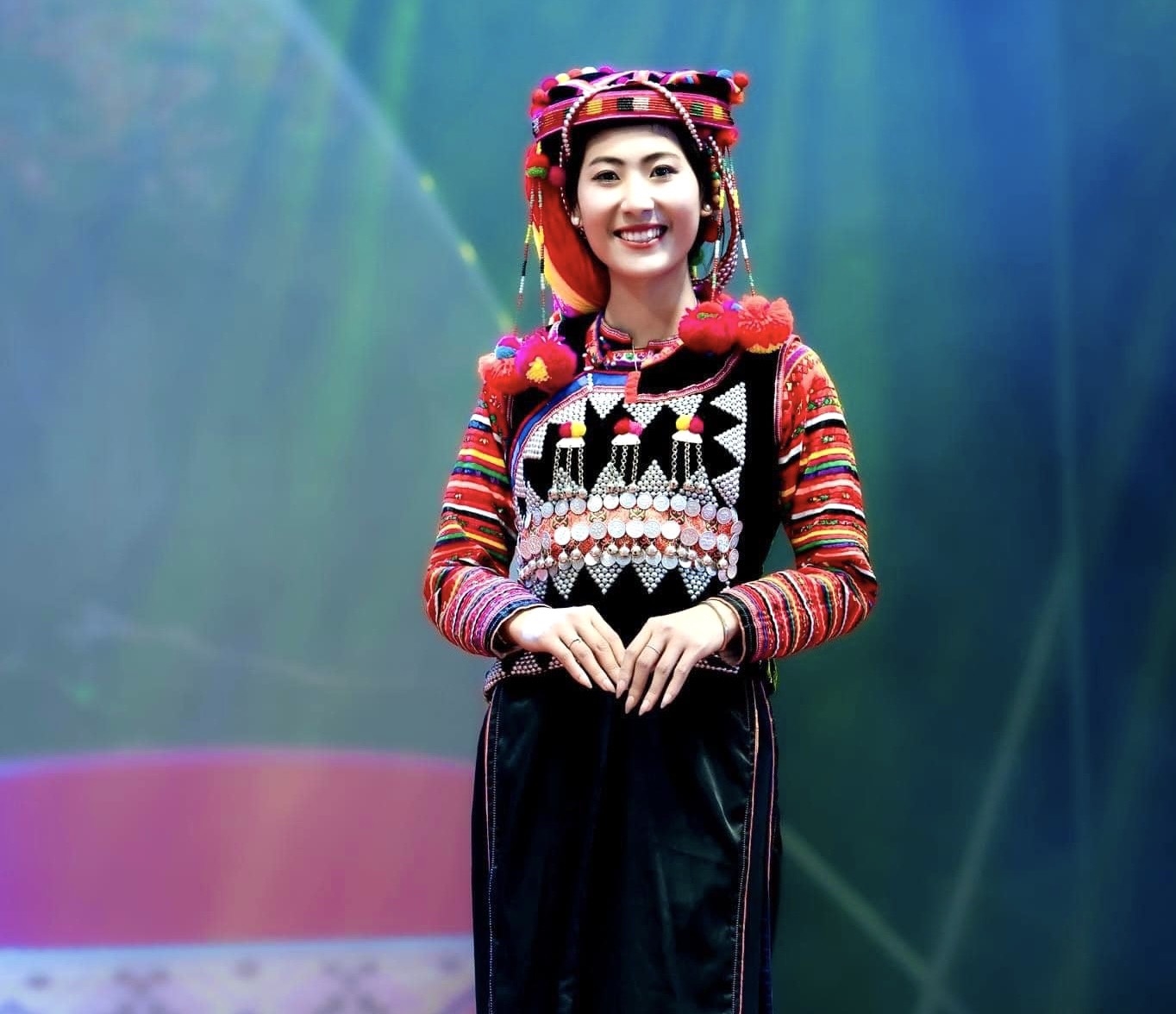 Thiếu nữ Hà Nhì đoàn huyện Mường Nhé trong trang phục truyền thống của dân tộc. (Ảnh Nguyễn Hiền)
