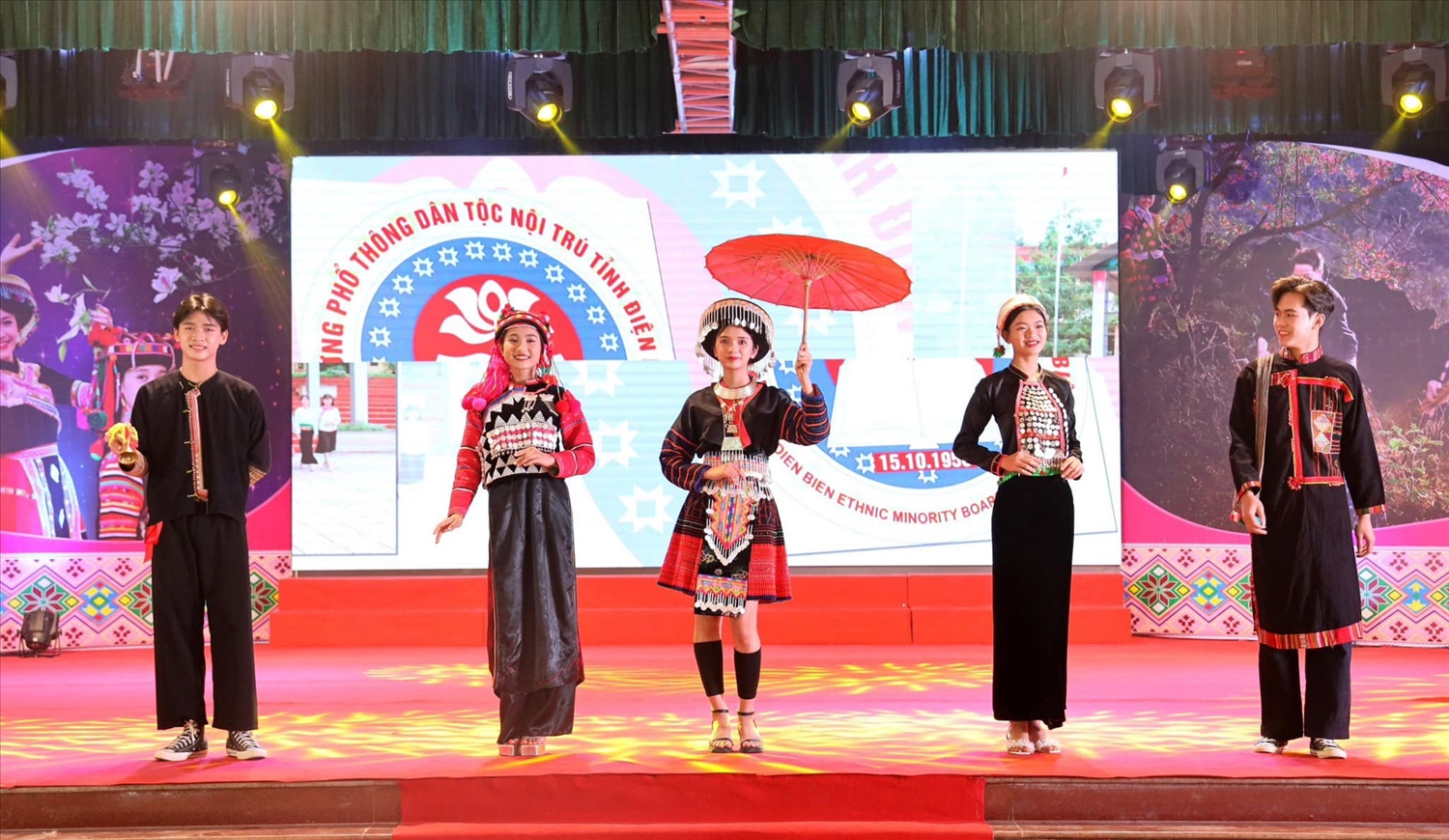 Màn dự thi trình diễn trang phục dân tộc các em học sinh Trường Phổ thông Dân tộc nội trú tỉnh Điện Biên. (Ảnh Lan Phương)