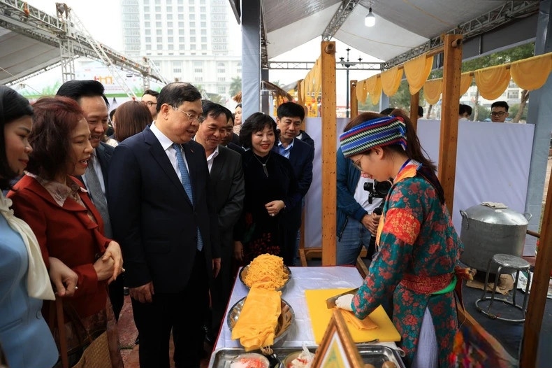 Quầy Phở ngô Hà Giang thu hút đông sự quan tâm của các vị đại biểu và du khách.
