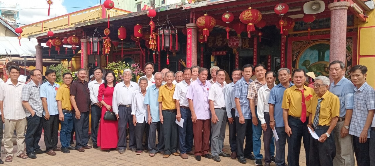 Bà Quách Kiều Mai, Phó trưởng Ban Dân tộc (áo đỏ) cùng Đoàn cán bộ, chuyên viên Ban Dân tộc tỉnh Cà Mau thăm chúc Tết Nguyên tiêu năm 2024 Hội người Hoa Cà Mau