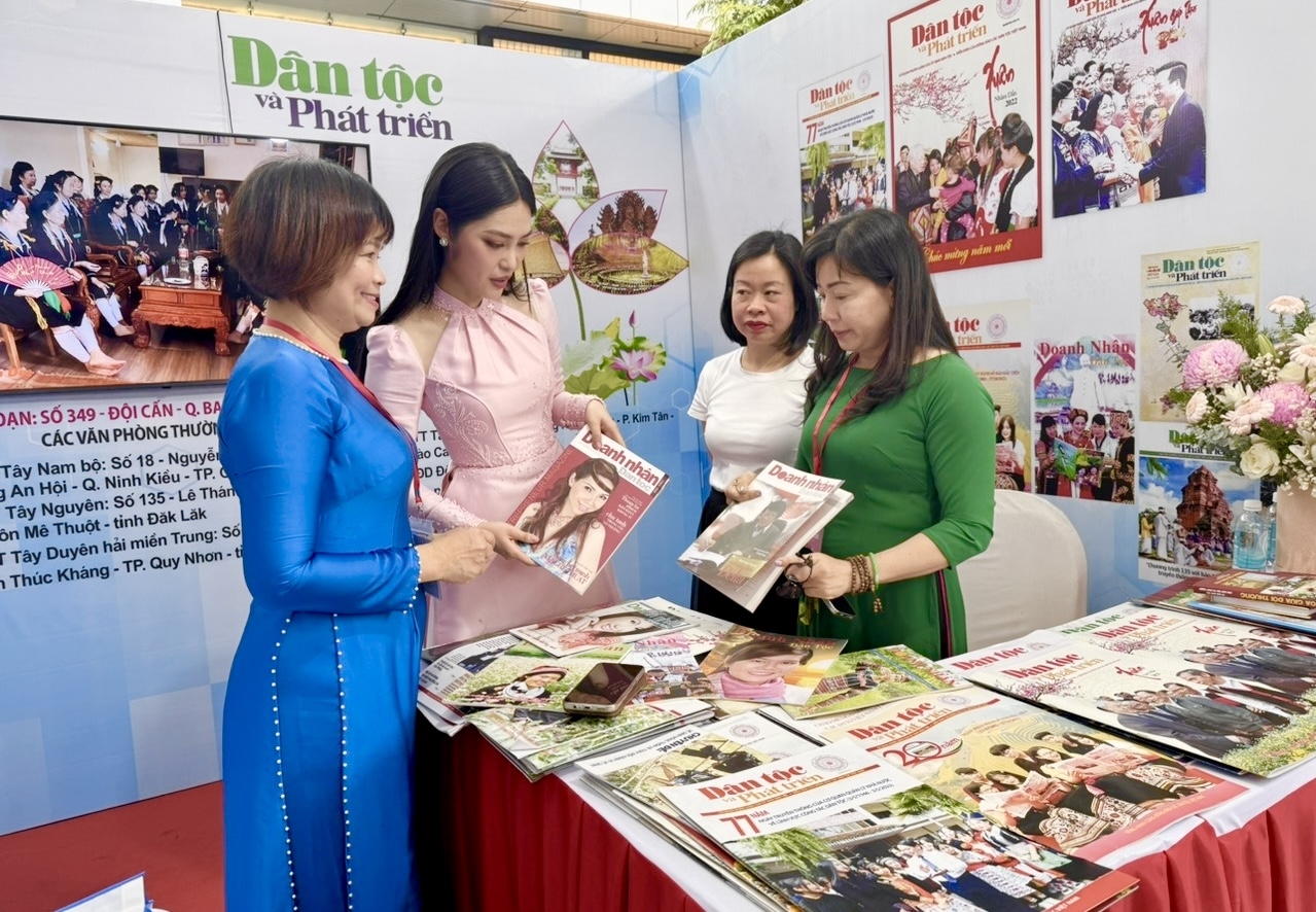 Hoa hậu các dân tộc Việt Nam năm 2022 Nông Thúy Hằng (áo hồng) tham quan gian trưng bày của Báo Dân tộc và Phát triển tại Hội báo toàn quốc năm 2024.