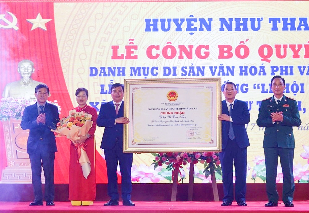 Đại diện huyện Như Thanh đón Quyết định công nhận Lễ hội “Sết Boóc Mạy” là Di sản văn hóa phi vật thể quốc gia của Bộ Văn hóa, Thể thao và Du lịch. (Ảnh: Hà Khải)