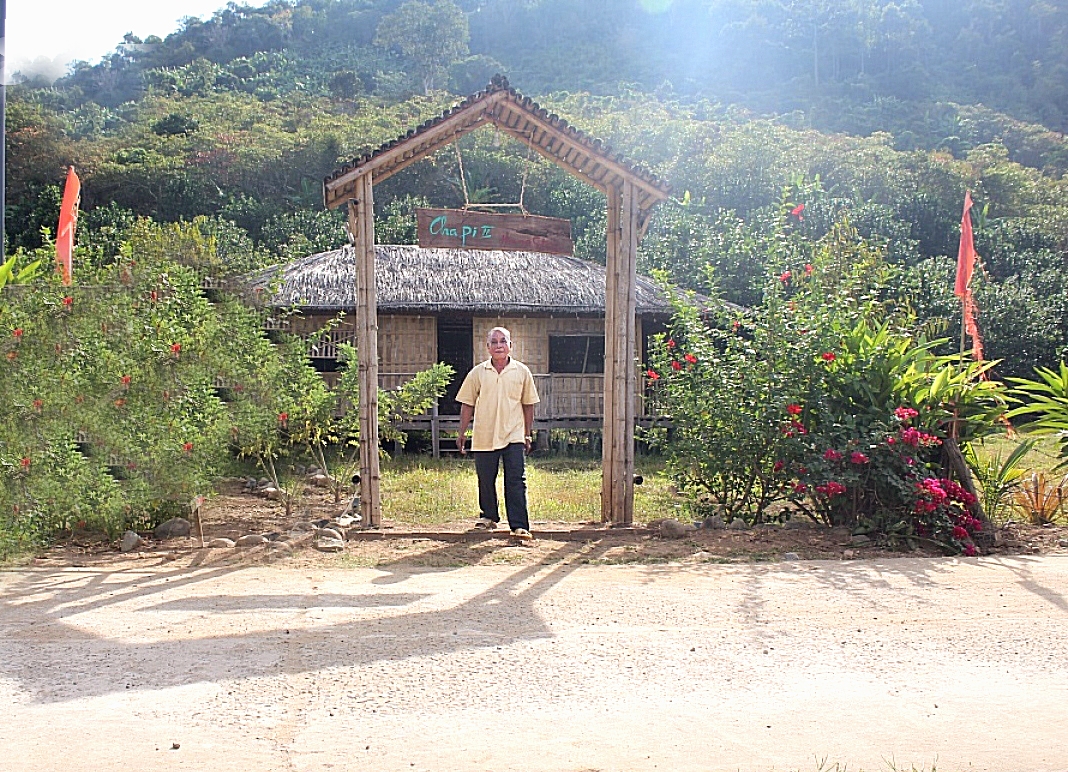 Ông Katơr Quỳnh bên khu du lịch của mình