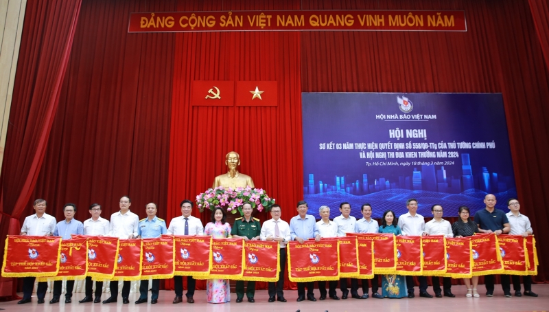 Với những thành tích trong công tác năm 2023, Chủ tịch Hội Nhà báo Việt Nam đã quyết định tặng Cờ thi đua cho 18 tập thể