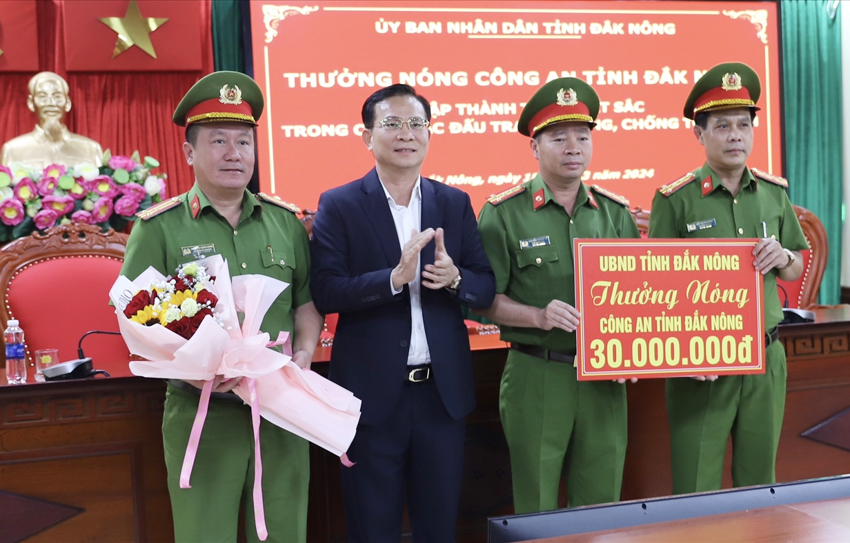 Chủ tịch UBND tỉnh Đắk Nông trao thưởng Công an tỉnh khám phá nhanh vụ trộm cắp vàng số lượng lớn