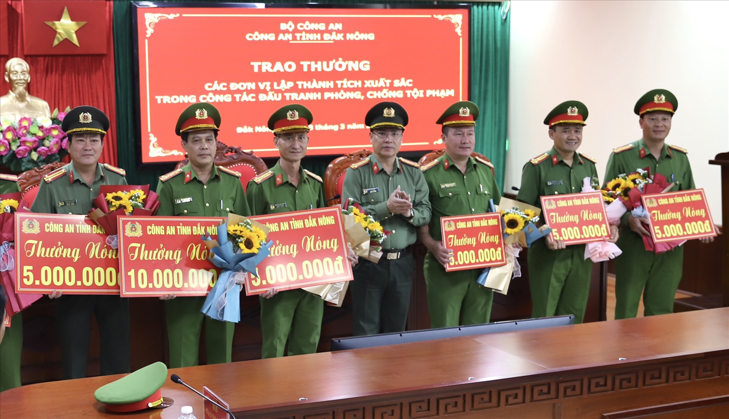 Đại tá Nguyễn Thanh Liêm, Giám đốc Công an tỉnh Đắk Nông trao thưởng cho các đơn vị thành tích xuất sắc trong khám phá nhanh vụ trộm cắp vàng