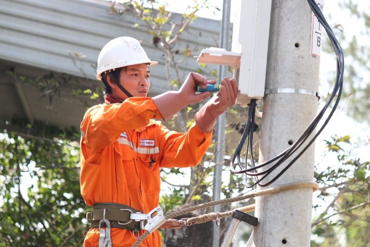 Nhân viên PC Kon Tum kiểm tra công tơ, đảm bảo mọi khách hàng được sử dụng điện an toàn