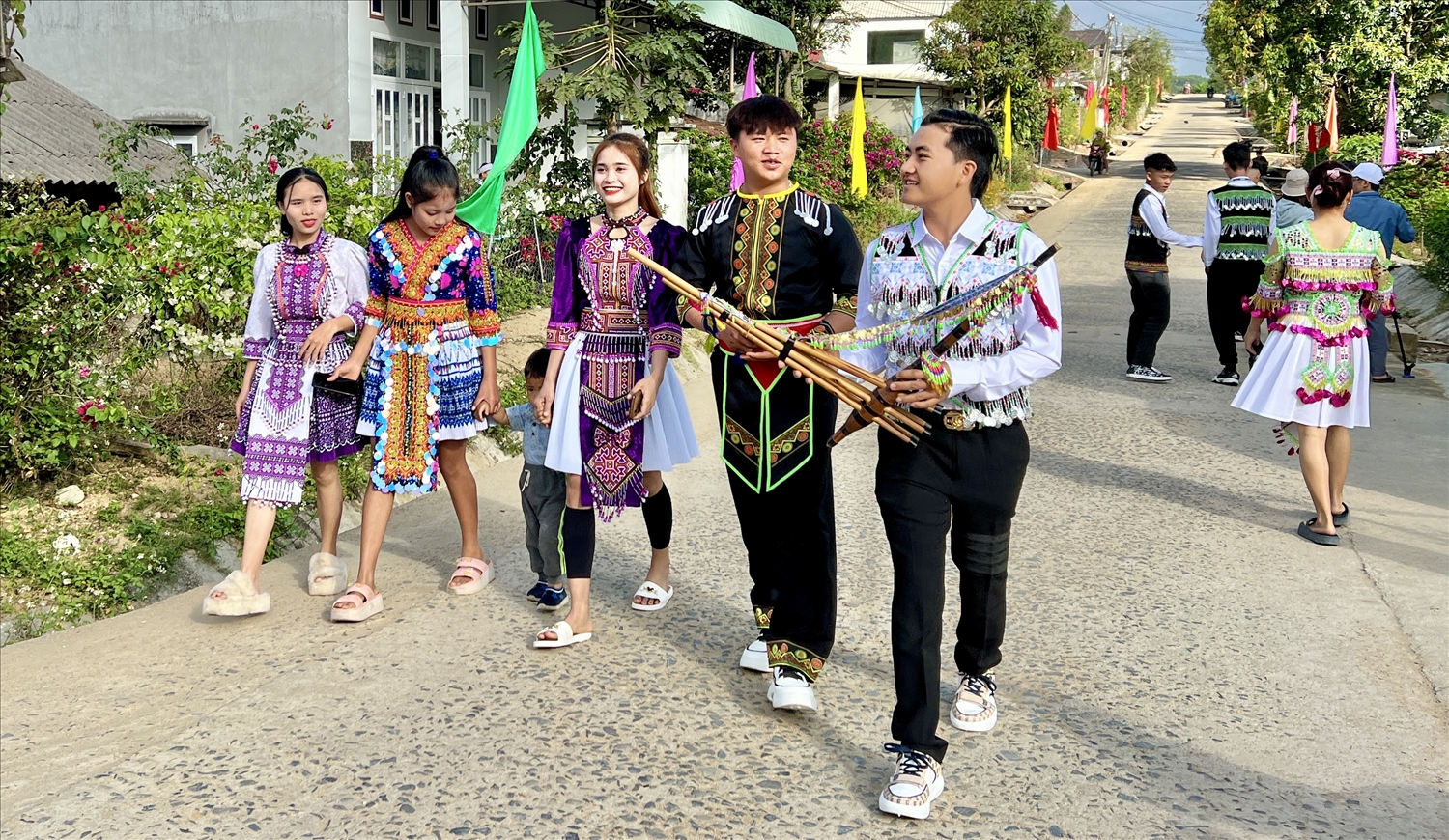 Lớp trẻ ở làng Mông luôn ý thức giữ gìn văn hóa truyền thống cùng điệu khèn Mông trên quê hương mới