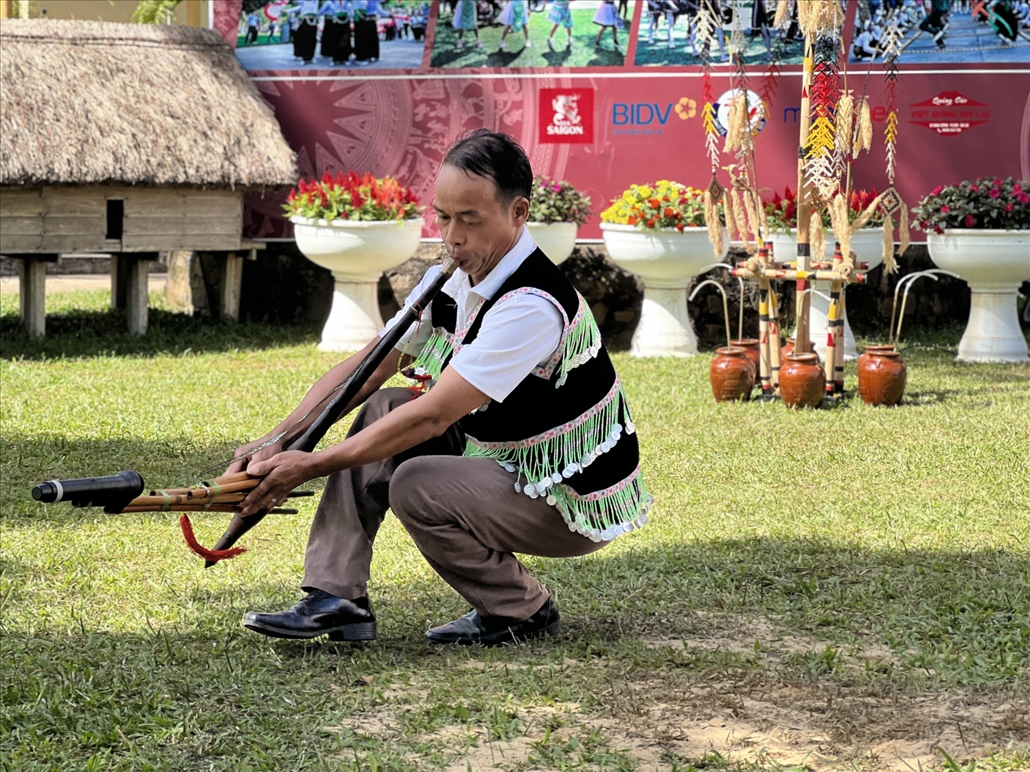 Ông Lý Văn Tu trình diễn nghệ thuật múa khèn tại sự kiện văn hóa “Ngày hội di sản và Tuần lễ văn hóa - ẩm thực năm 2022”