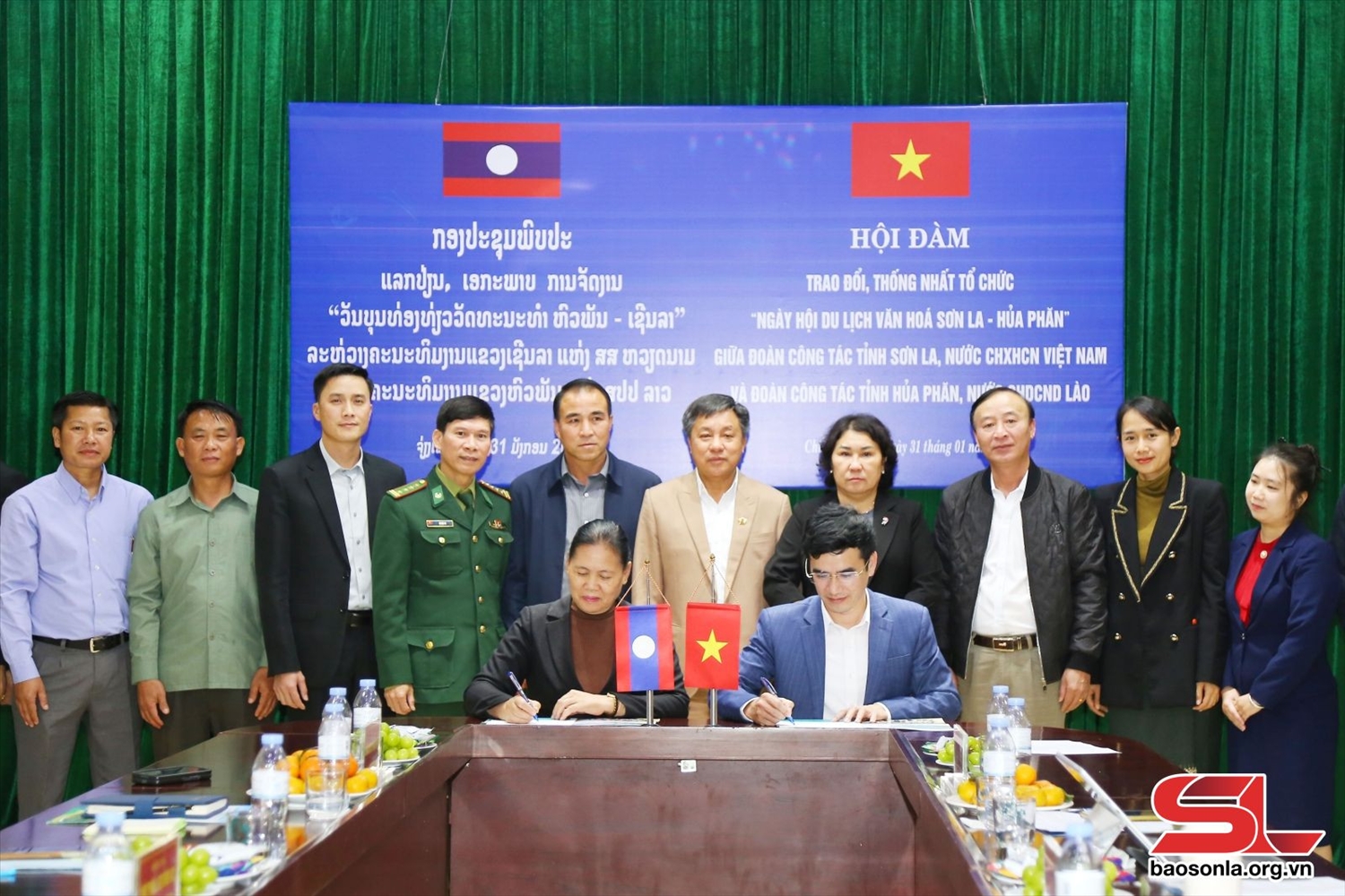 Đoàn công tác hai tỉnh Sơn La – Hủa Phăn ký biên bản kết quả làm việc.