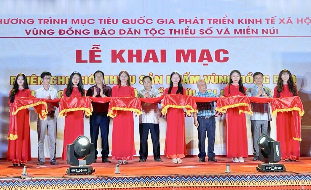Các đại biểu cắt băng khai mạc Phiên chợ giới thiệu sản phẩm vùng đồng bào DTTS và miền núi tại huyện Ia Pa
