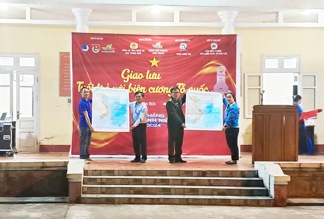 Trao tặng bản đồ cho cấp ủy Đảng, chính quyền huyện Kỳ Sơn và Đồn Biên phòng Cửa khẩu Quốc tế Nậm Cắn