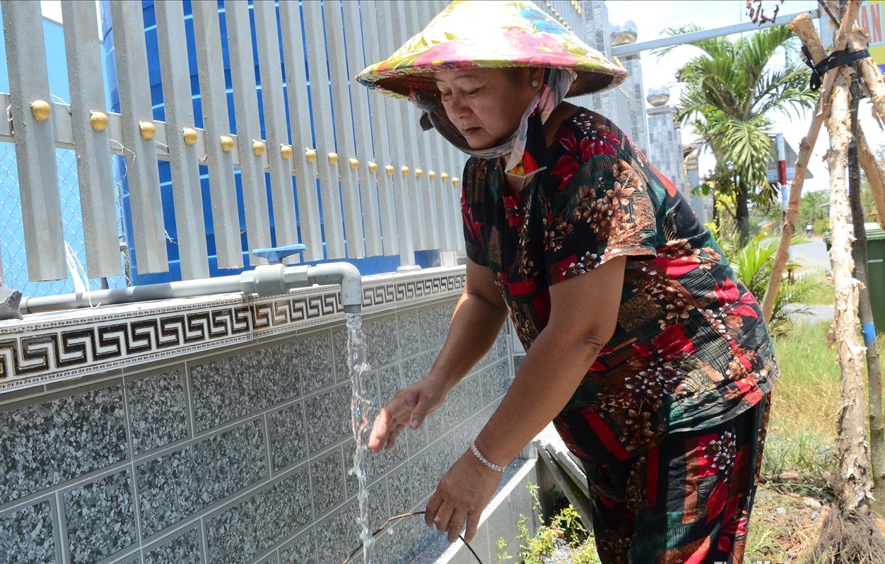 Người dân đến lấy nước miễn phí tại còi nước công cộng ở xã Kiểng Phước, huyện Gò Công Đông. Ảnh: Ấp Bắc