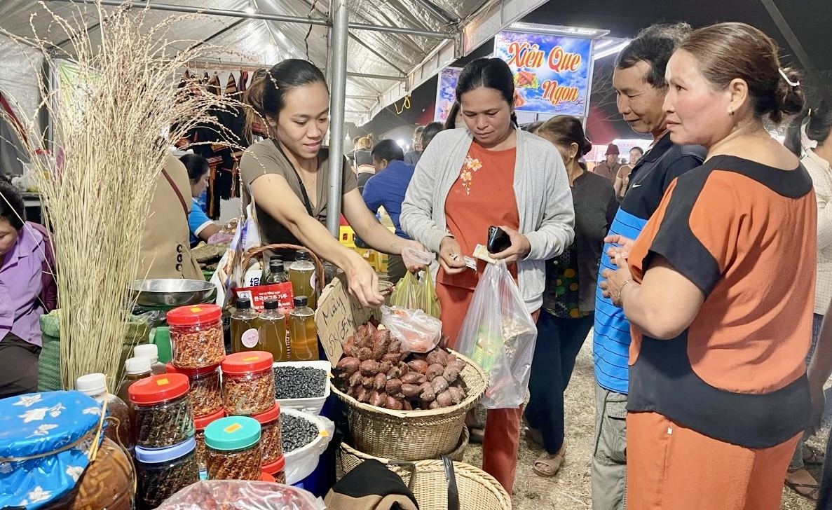 Phiên chợ thu hút đông đảo người dân đến tham quan và mua sắm