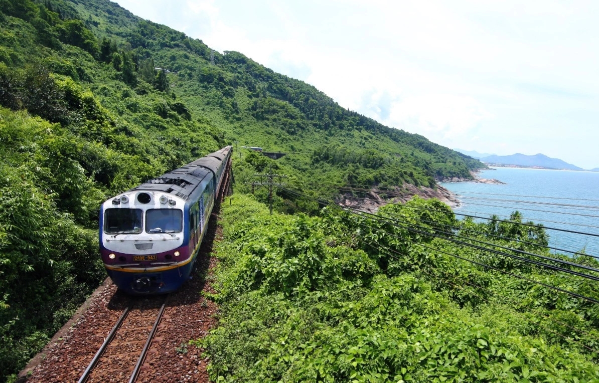 Ngành đường sắt mở bán vé tàu Huế - Đà Nẵng theo hình thức kinh doanh vận tải kết hợp khai thác dịch vụ du lịch