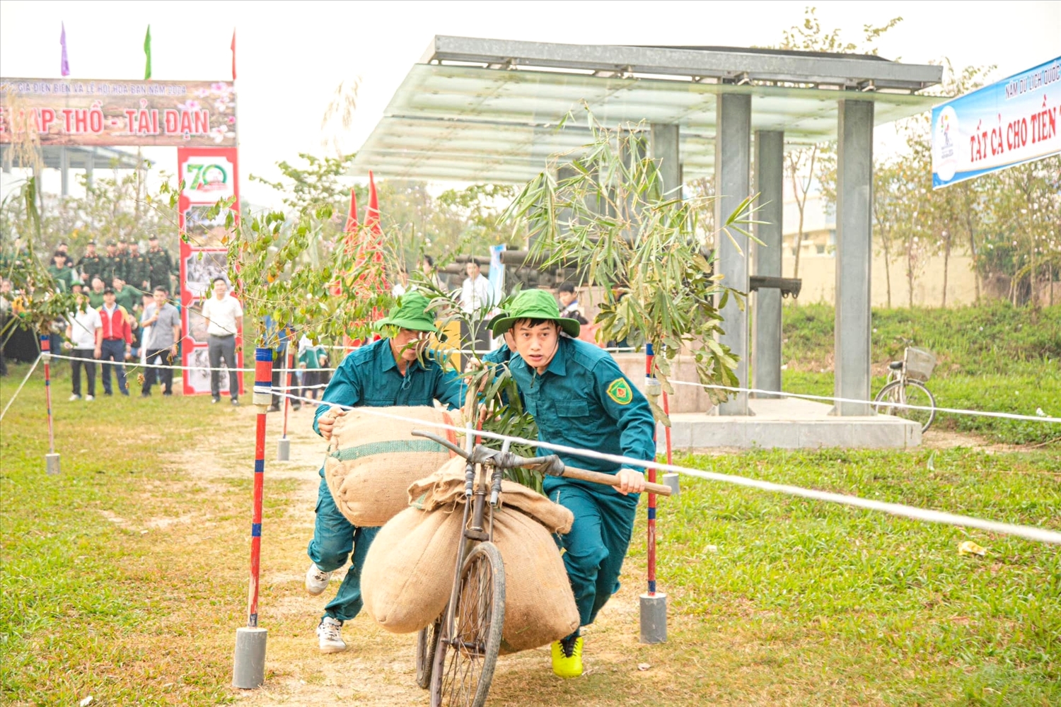 Vận động viên tham gia cuộc thi xe đạp thồ, tải đạn trong khuôn khổ khai mạc Năm Du lịch Quốc gia - Điện Biên và Lễ hội hoa Ban năm 2024. (Ảnh: Sở VHTTDL Điện Biên cung cấp)