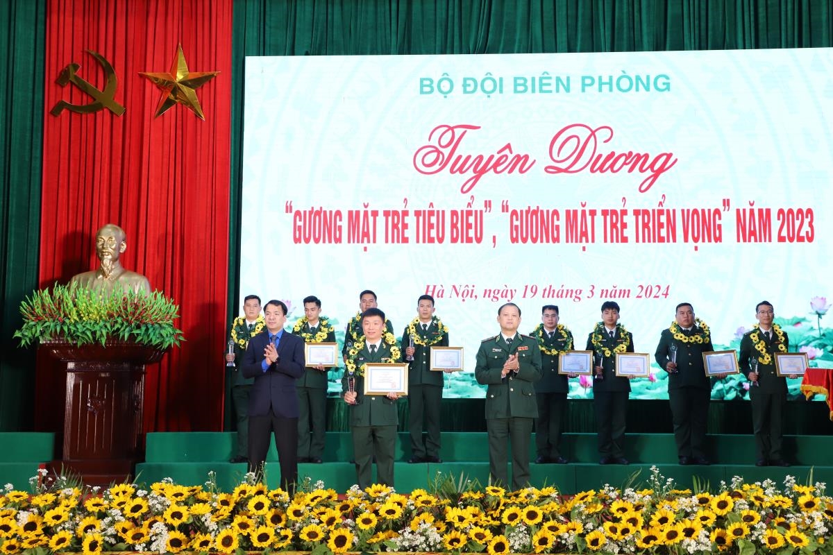 Bí thư Trung ương Đoàn Ngô Văn Cương và Chính ủy BĐBP Nguyễn Anh Tuấn trao thưởng cho 10 Gương mặt trẻ tiêu biểu BĐBP năm 2023