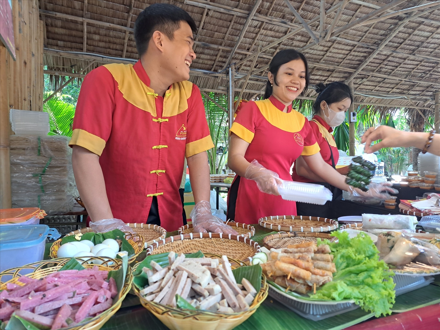 Những món ăn ngon của Bình Định cũng được phụ quý khách tại ngày hội