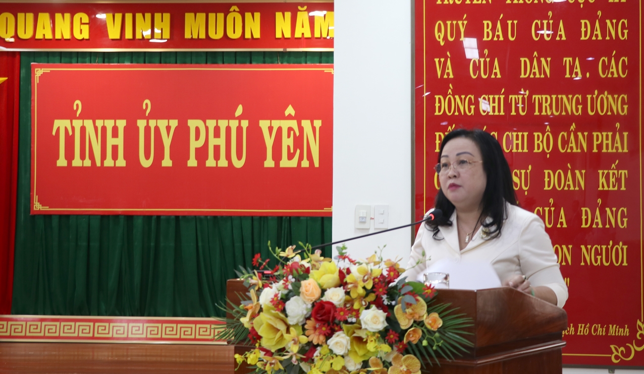 Bà Cao Thị Hoà An, Phó Bí thư Thường trực Tỉnh uỷ , Chủ tịch HĐND tỉnh Phú yên báo cáo về tình hình kinh tế-xã hội của tỉnh với Đoàn công tác