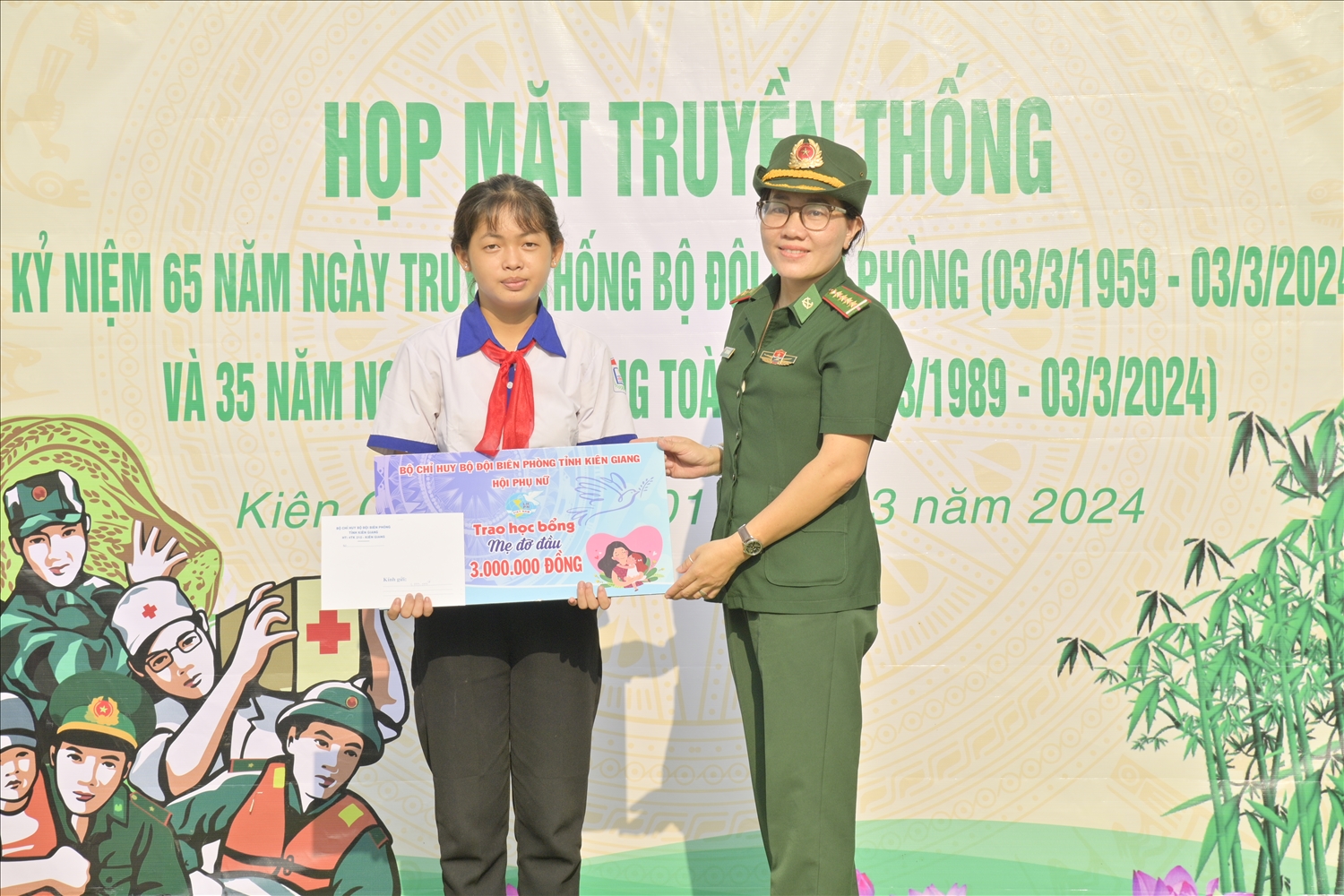 Đại diện Hội phụ nữ BĐBP tỉnh Kiên Giang trao học bổng cho em Lê Tường Vân
