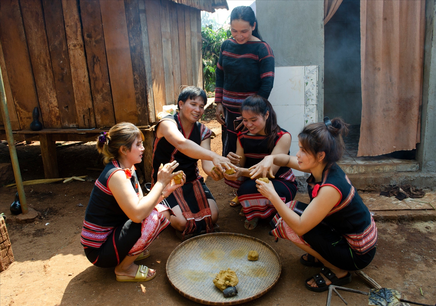 Nghệ nhân Rơ Châm Hiêng hướng dẫn người dân trong làng kỹ thuật làm gốm (Ảnh: Xuân Toản)
