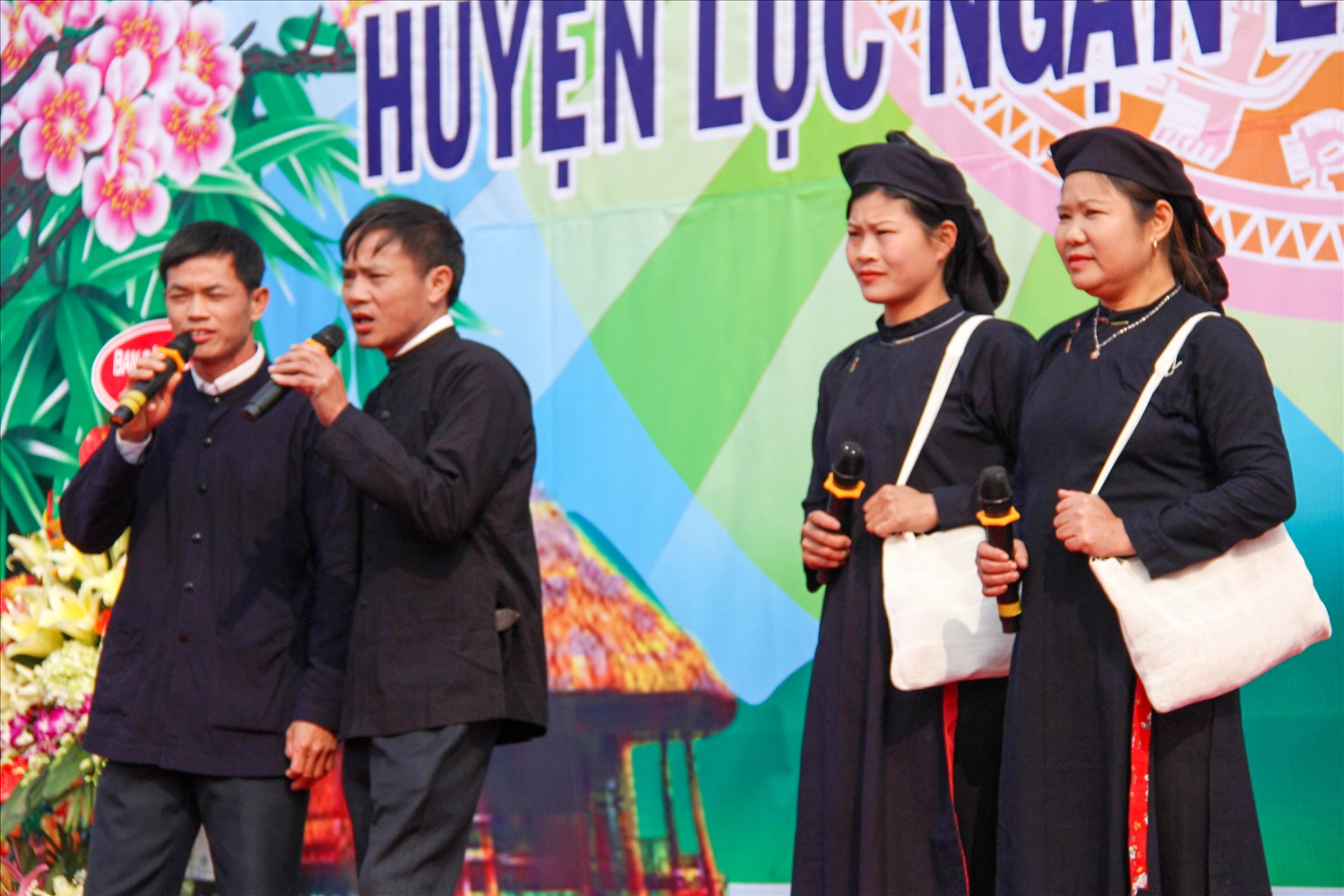 Nam nữ người Sán Chí hát dân ca trong Ngày hội tại huyện Lục Ngạn