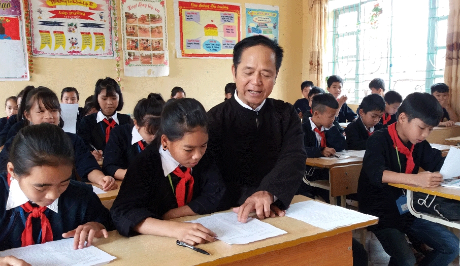 Ông Lâm Minh Sập, Chủ nhiệm Câu lạc bộ hát dân ca Sán Chí hướng dẫn học sinh làm quen với chữ viết.