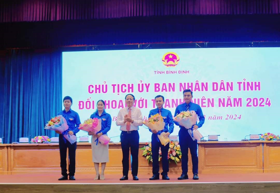 Chủ tịch UBND tỉnh Bình Định tặng hoa cho các ĐVTN tiêu biểu