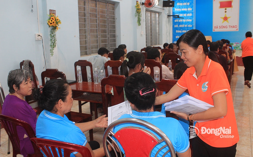 Hội LHPN xã Sông Thao, huyện Trảng Bom phát tài liệu tuyên truyền dự án 8 cho hội viên phụ nữ DTTS trên địa bàn xã. Ảnh: Báo Đồng Nai.