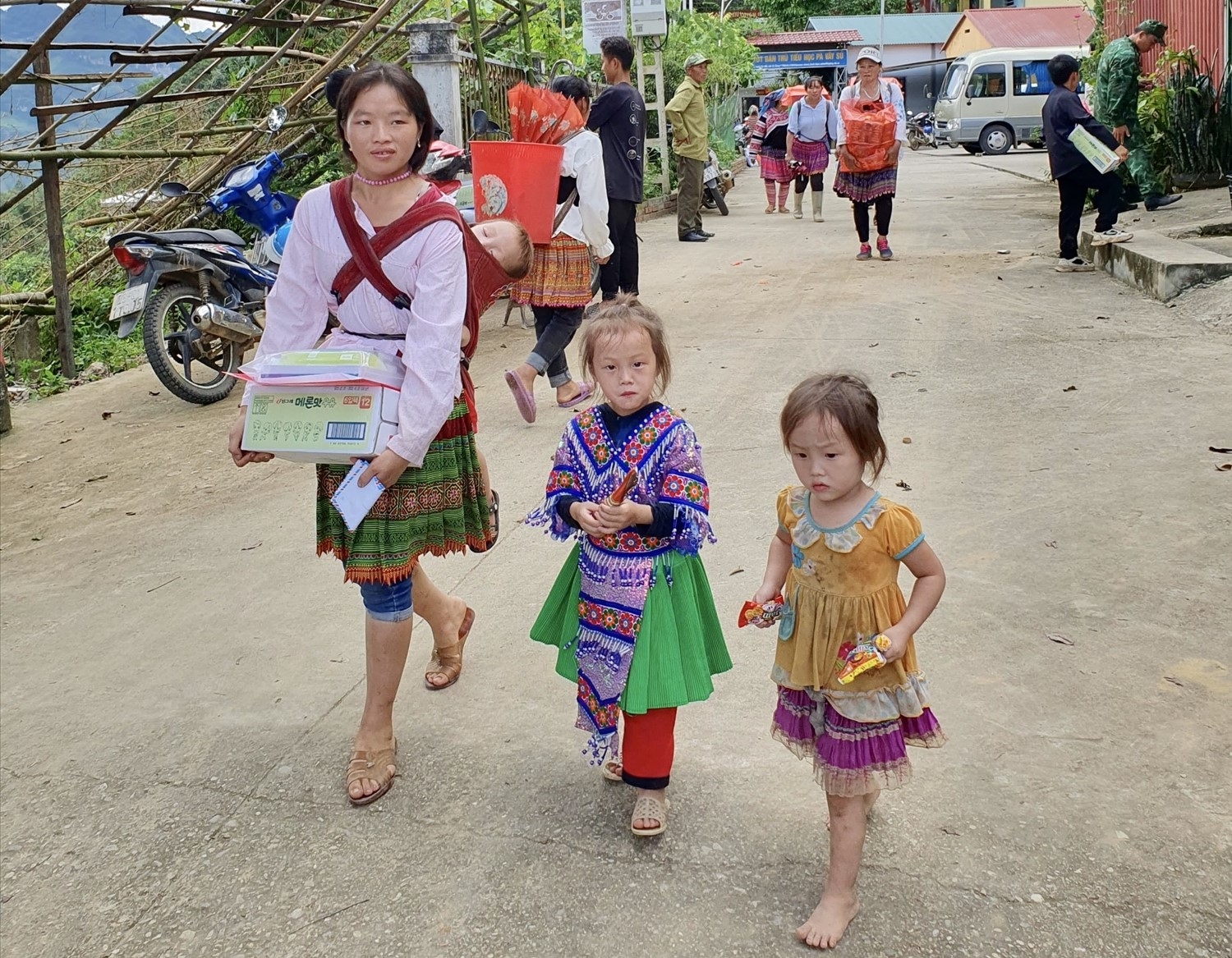 Đem miềm vui đến với trẻ em đồng bào dân tộc Mông, xã Pa Vầy Sủ, huyện Xín Mần, tỉnh Hà Giang