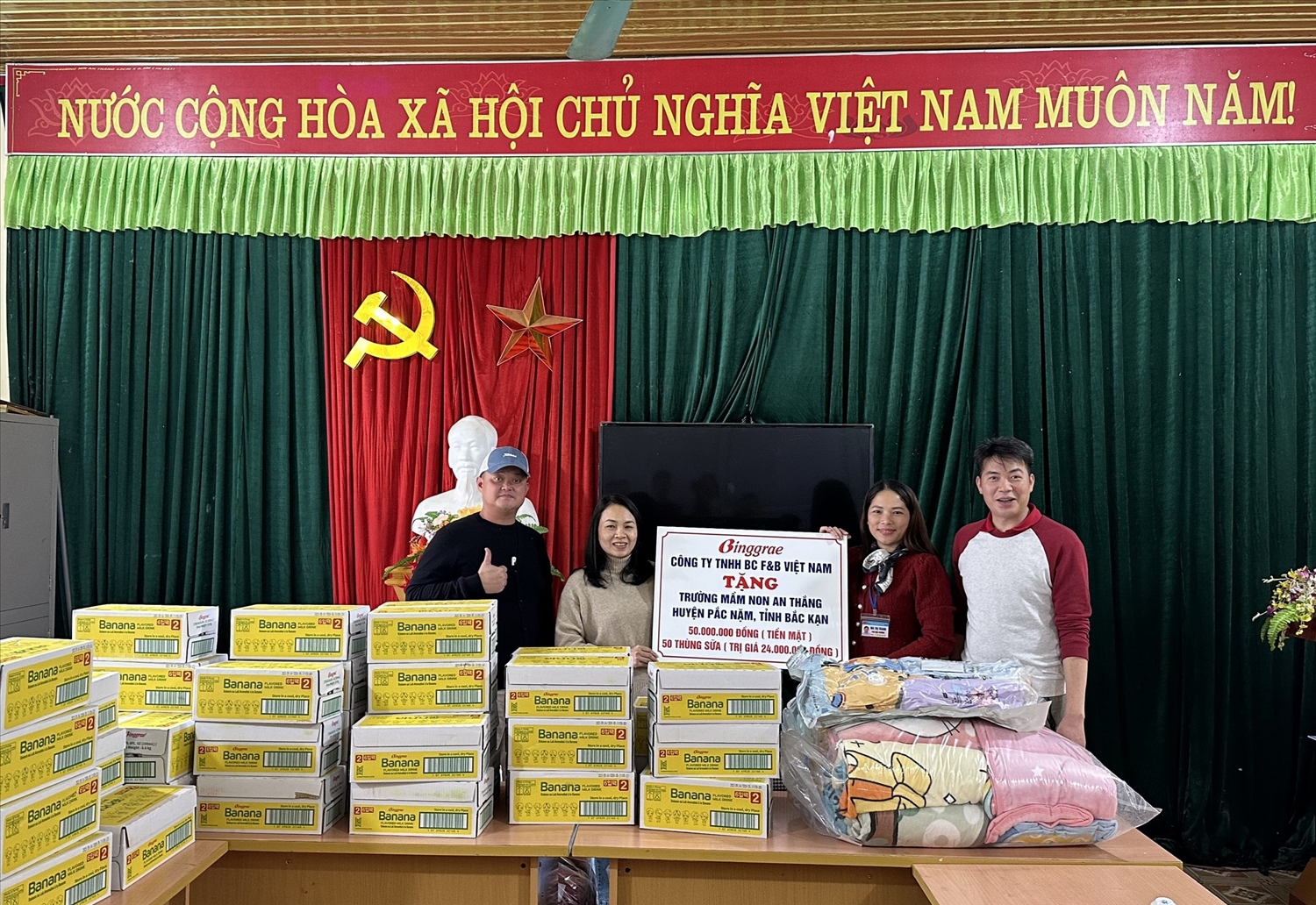 Đại diện đoàn thiện nguyện trao phần quà của Công ty TNHH BC F&B Việt Nam đến trường mầm non An Thắng, xã An Thắng, huyện Pắc Nặm, tỉnh Bắc Kạn