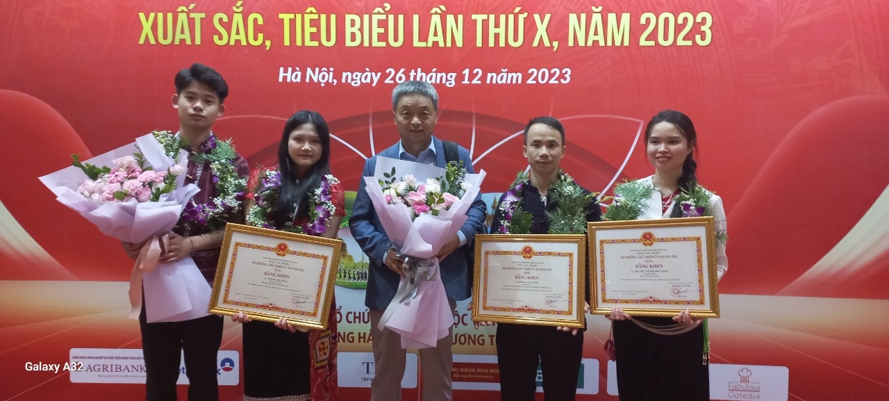 Ông Lee Myun Woo - Tổng Giám đốc Công ty TNHH BC F&B Việt Nam chụp ảnh lưu niệm cùng các em học sinh, sinh viên xuất sắc tiêu biểu tại Lễ Tuyên dương lần thứ X, năm 2023