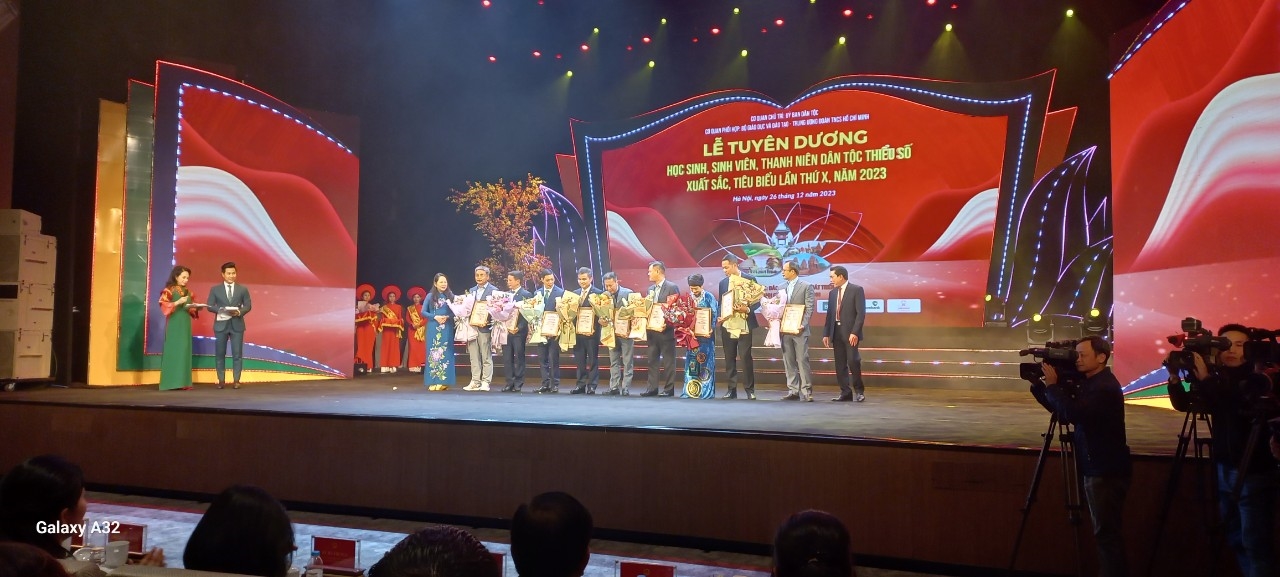 Ông Lee Myun Woo - Tổng Giám đốc Công ty TNHH BC F&B Việt Nam (thứ 2 từ trái qua) nhận chứng nhận nhà tài trợ đồng hành cùng Chương trình Lễ tuyên dương HSSVTN dân tộc thiểu số xuất sắc tiêu biểu lần thứ X, năm 2023 do lãnh đạo Ủy ban Dân tộc trao tặng