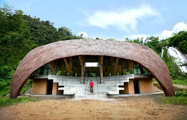 Độc đáo kiến trúc nhà cộng đồng lấy cảm hứng từ chiếc khăn Piêu của dân tộc Thái
