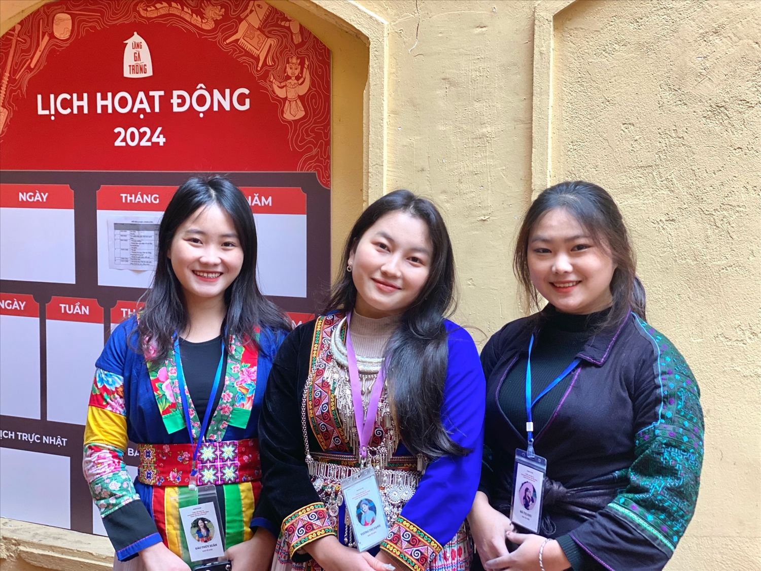 Các bạn nữ dân tộc Mông xinh xắn trong trang phục dân tộc: Ảnh NA