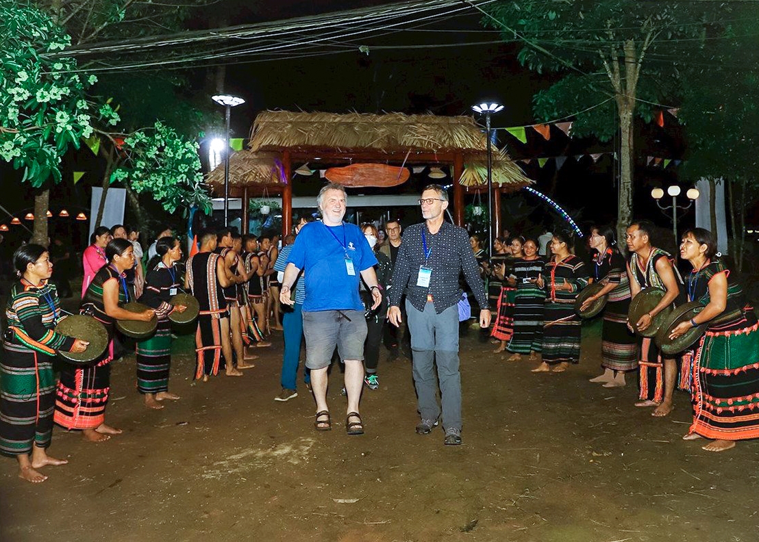 Khách du lịch ngoại quốc hòa mình vào lễ hội của đồng bào Mnông ở tỉnh Đắk Nông