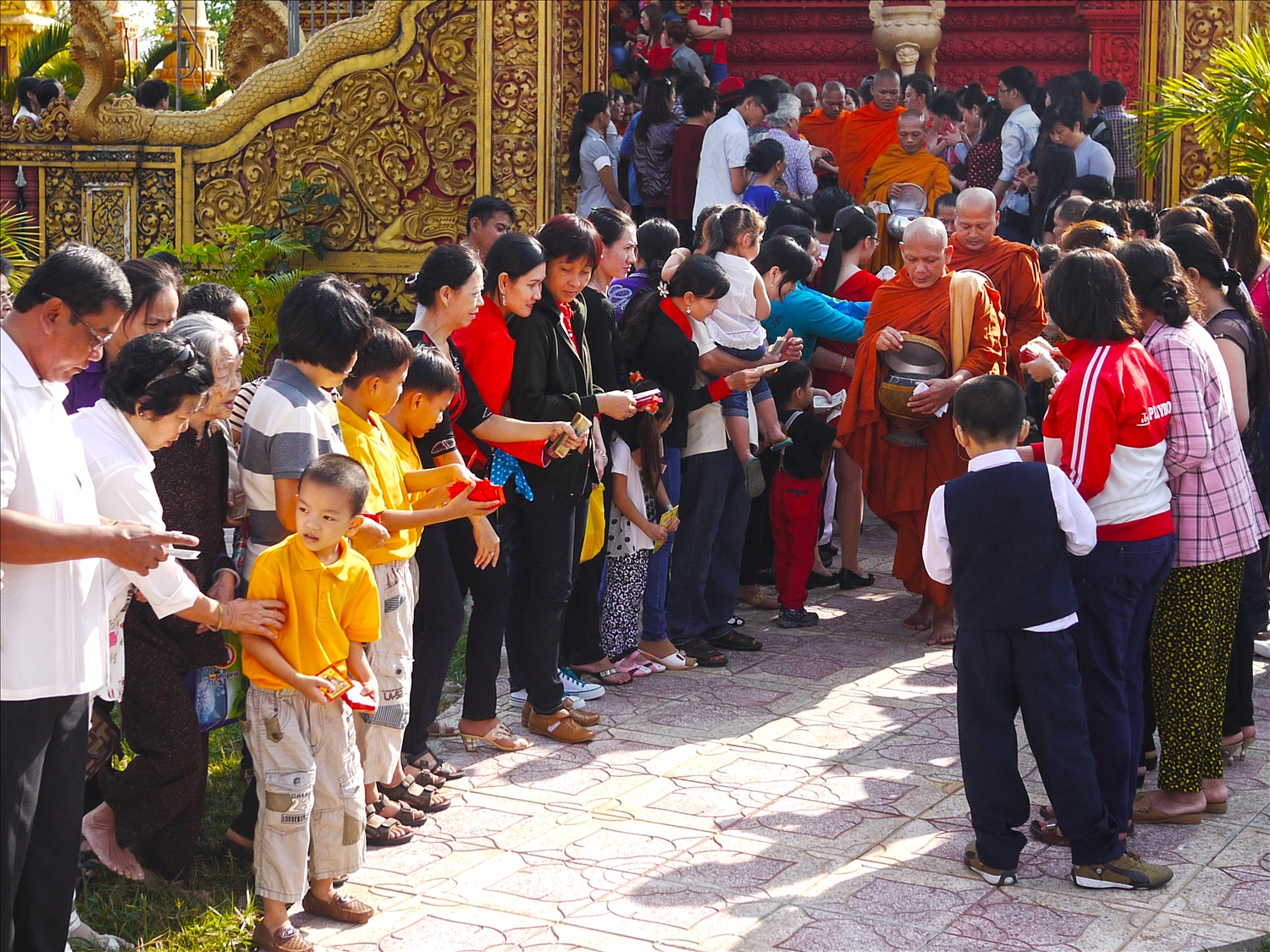Nghi thức Lễ sớt bát tại chùa Khmer dịp Tết Chôl Chnăm Thmây 