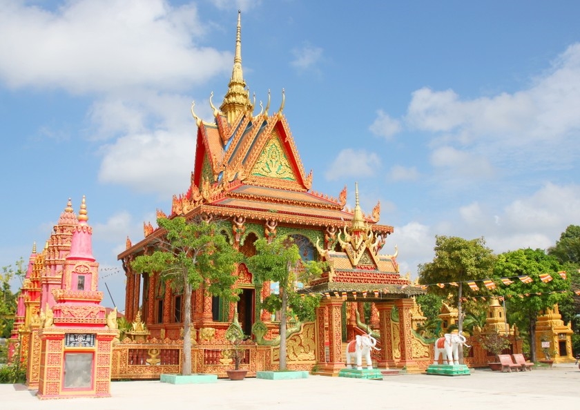 Chùa Monivongsa Bopharam (phường 1, TP Cà Mau, tỉnh Cà Mau) là nơi diễn ra nhiều nghi thức, hoạt động phong phú của đôgnf bào Khmer trong dịp Tết Chôl Chnăm Thmây.