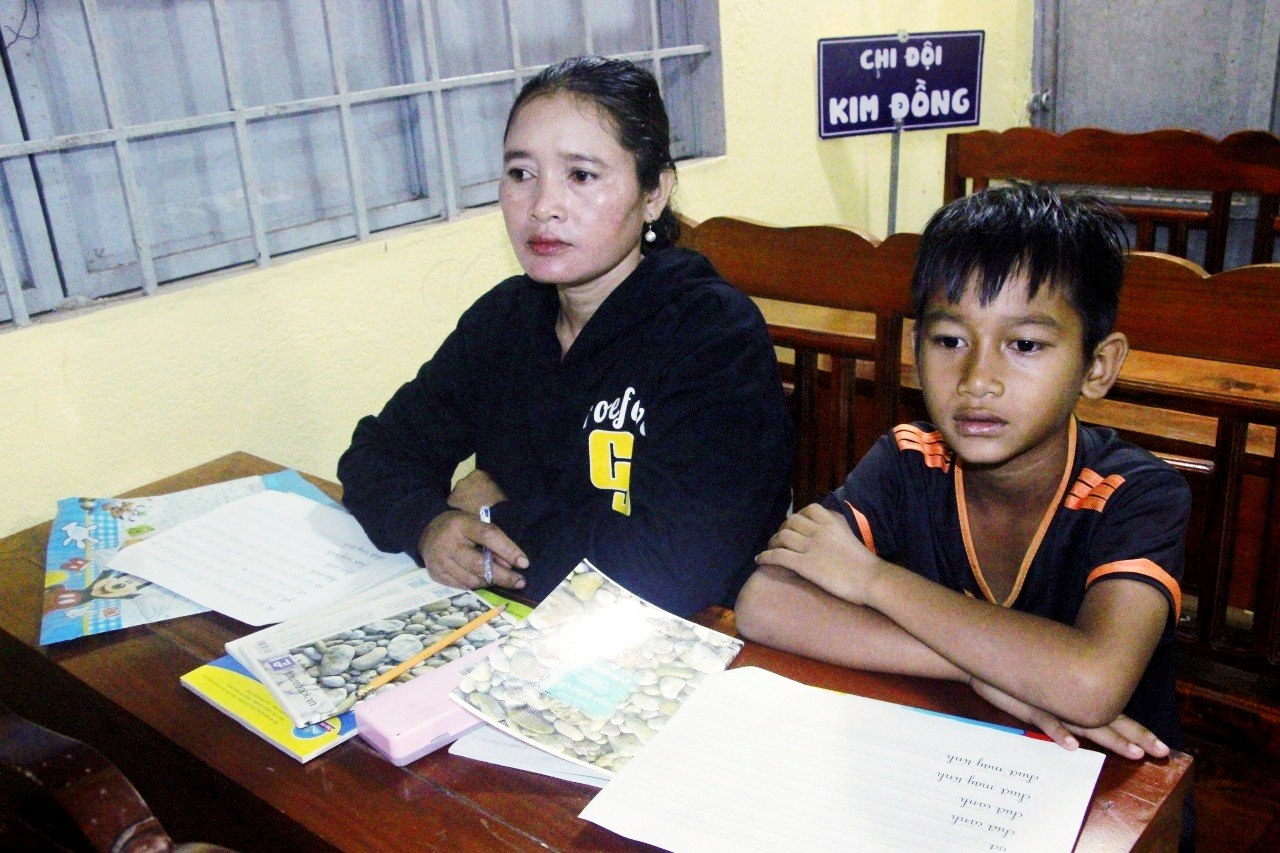 Chị Thị Hạnh và con trai Điểu Khắc đang chăm chú ngồi học.