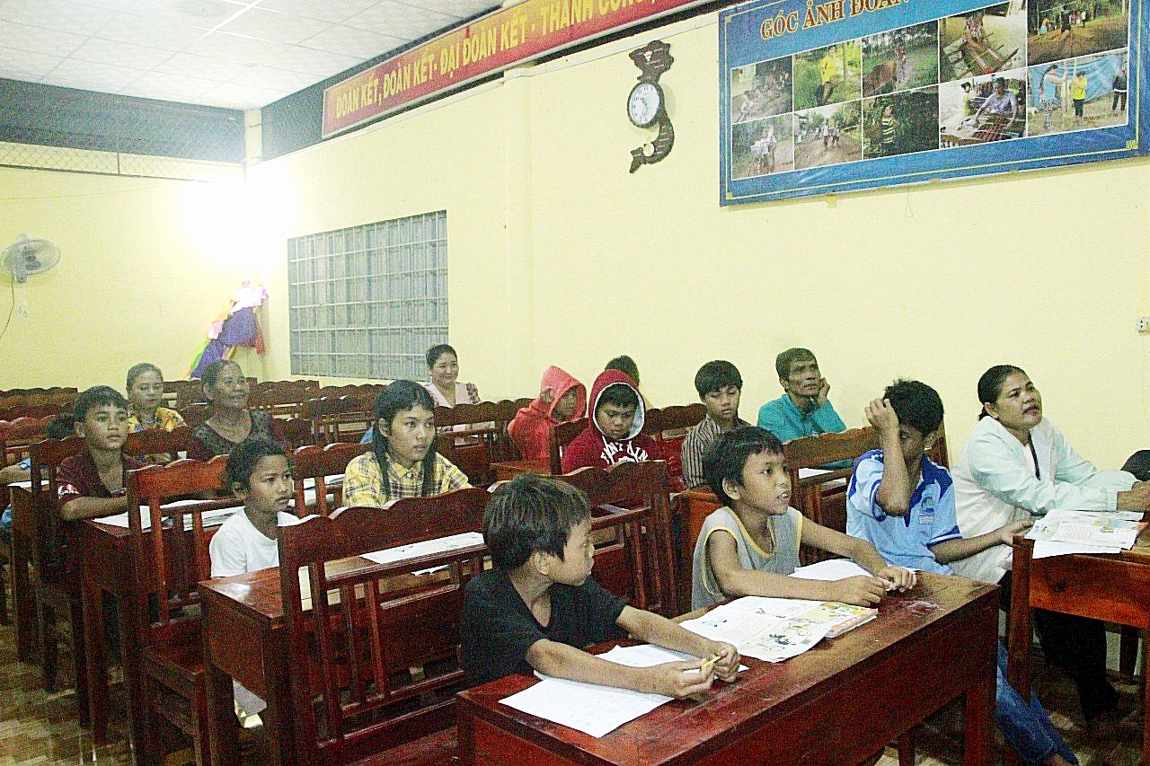 Các “học sinh” tham gia lớp học xóa mù chữ.