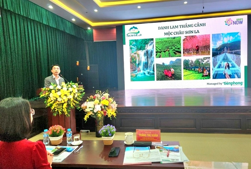 Ông Phùng Xuân Khánh - Giám đốc Công ty TNHH Du lịch Dịch vụ Tiên Phong (Hà Nội) trình bày tour du lịch mới Hà Nội - Sơn La - Hủa Phăn
