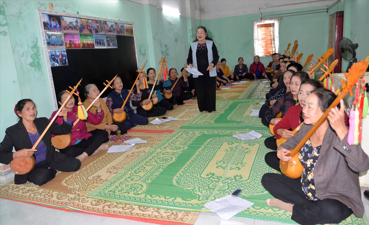 Truyền dạy hát bài hát Then - đàn tính tại CLB cẩu Pung huyện Tràng Định cũng là một trong những hoạt động nhằm bảo tồn ngôn ngữ dân tộc